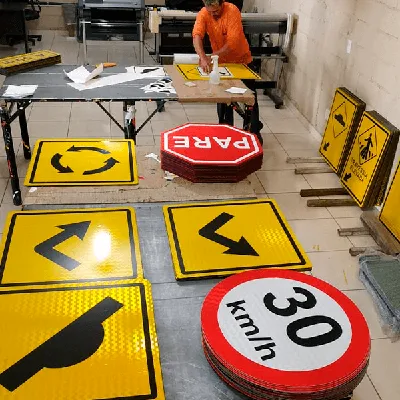Placas de sinalização de obras em rodovias